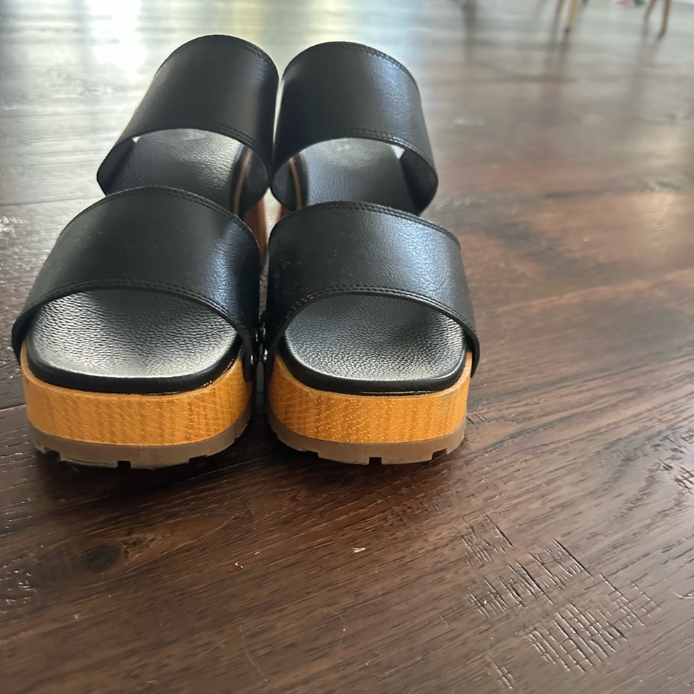 Practically new platform heals. Only worn once! Size 8.5 - Picture 2 of 2
